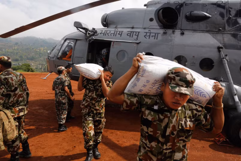 Máy bay trực thăng đưa hàng cứu trợ đến các khu vực hẻo lánh, nhưng chính phủ Nepal hiện đang rất thiếu trực thăng.