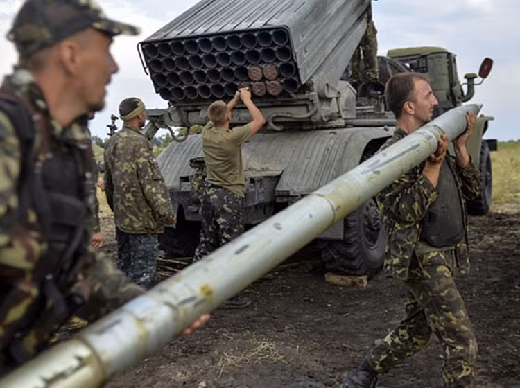 Binh sĩ Ukraine nạp đạn cho Hệ thống phóng tên lửa đa nòng Grad ở Lugansk.