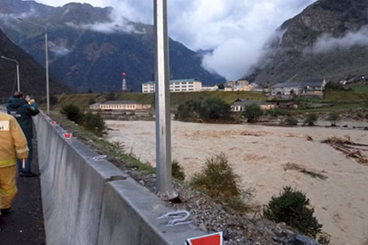 Lo dat khien hon 500 du khach mac ket o Nga