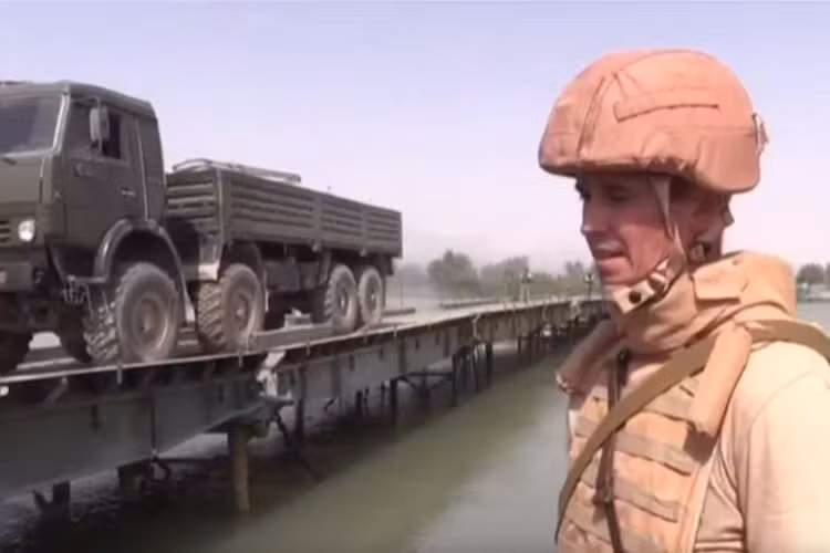 Cong binh Nga xay dung cau vuot song Euphrates-Hinh-4