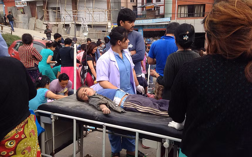 Một em bé được truyền nước ở bên ngoài bệnh viện.