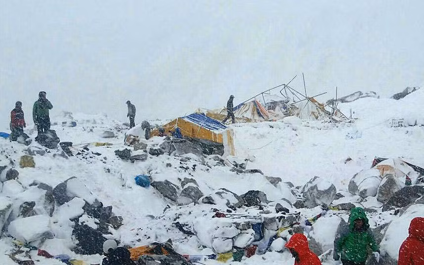 Trận động đất ngày 25/4 cũng gây ra lở tuyết ở núi Everest, làm chết hàng chục du khách nước ngoài ở trạm tập kết lưng chừng núi.