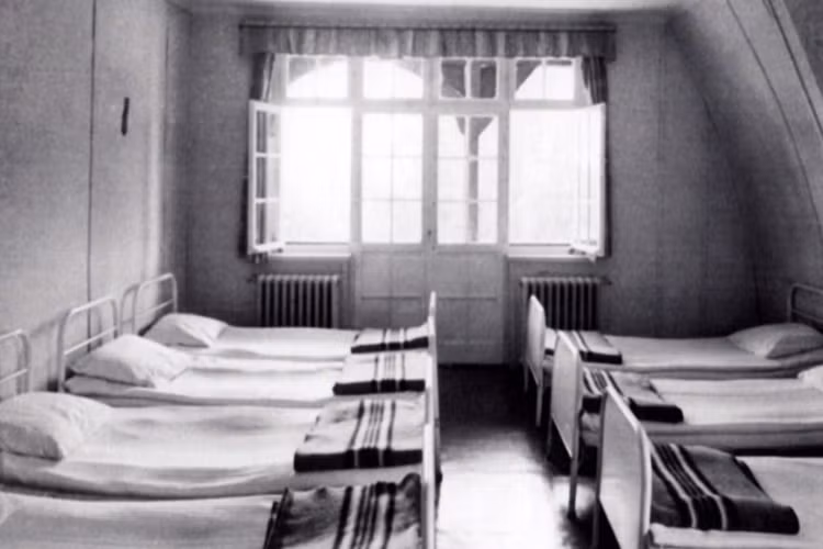 Hơn 40 con cái của các nhân vật tham gia đảo chính đã bị giam giữ ở đây. Những đứa trẻ được phân loại theo giới tính, tuổi tác và bị giam trong các ngôi nhà khác nhau. Trong ảnh là một phòng ngủ của đám trẻ bị giam giữ. Ảnh SZ.de