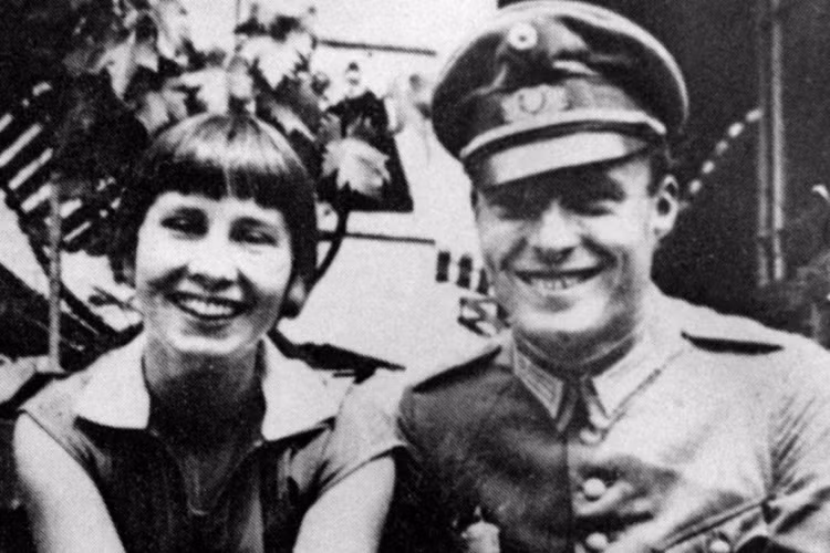 Đại tá Claus Schenk Graf von Stauffenberg làm việc tại Bộ Tổng tham mưu quân đội Đức Quốc xã và đã nhận ra bộ mặt thật của chế độ dã man tào bạo này. Chính vì vậy mà ông đã đặt bom mưu sát Hitler tại "Ổ Sói" Rastenburg, phát lệnh cho cuộc đảo chính ngày 20/7/1944. Ảnh SZ.de