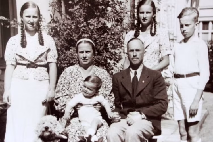 Gia đình của Trung tướng Paul von Hase cũng không thoát khỏi cảnh bị trừng phạt. Vợ và 2 người con lớn của ông đã bị tống giam. Ảnh SZ.de