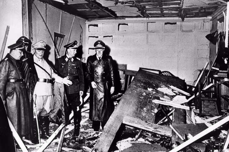 Missglückter Umsturzversuch: Hermann Göring (quân phục màu trắng) và Chánh văn phòng Phủ thủ tướng Martin Bormann (bên trái) xem xét hiện trường vụ đánh bom ở Rastenburg, nơi Đại tá Claus von Stauffenberg đã nổ bom nhằm ám sát Hitler. Ảnh SZ.de