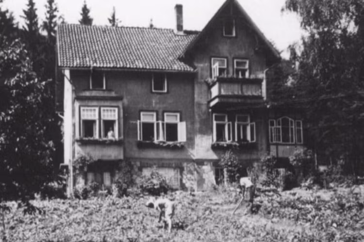 Con cái của gia đình Stauffenberg và Hofacker bị giam giữ lâu nhất và được thả vào c giải thoát vào tháng 6/1945. Ảnh SZ.de