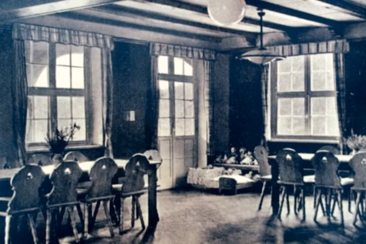 Đám trẻ chỉ được rời phòng một ngày một lần khi đến nhà ăn. Ảnh SZ.de