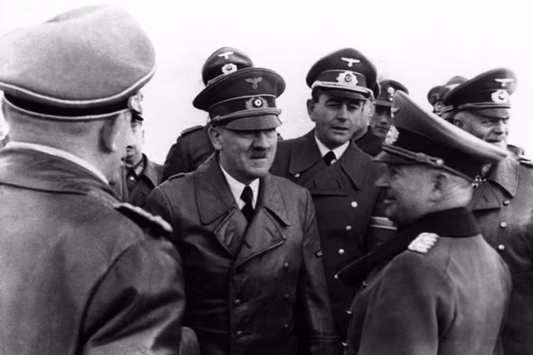 Ngày 20/7/1944, đại tá Claus Schenk Graf von Stauffenberg đã đặt bom tại đại bản doanh tiền phương mang tên "Ổ sói" mưu sát Hiltler. Trong ảnh: Hitler xuất hiện ở đây hai ngày trước đó cùng với Tổng Tham mưu trưởng Kurt Zeitzler. Đằng sau là Thống chế Wilhelm Keitel cùng với Bộ trưởng Vũ khí đạn dược Albert Speer. Ảnh SZ.de