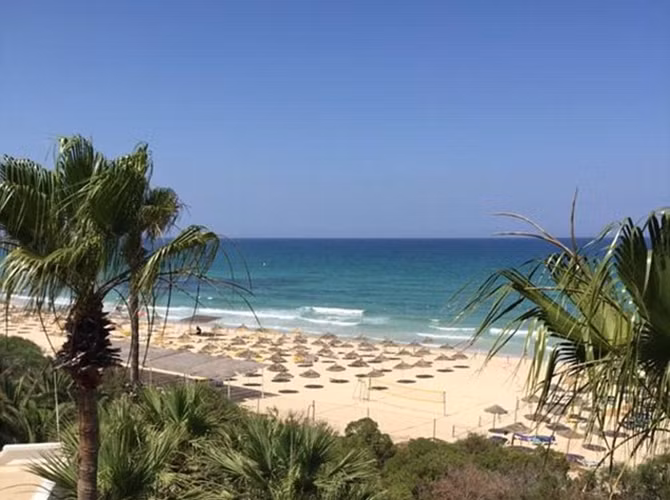 Sousse là một trong những khu nghỉ dưỡng bãi biển nổi tiếng nhất của Tunisia, thu hút rất nhiều du khách đến từ các nước châu Âu và các quốc gia láng giềng Bắc Phi. Trong ảnh: Bãi biển vắng tanh sau vụ tấn công khủng bố ngày 26/6 làm ít nhất 28 du khách thiệt mạng.