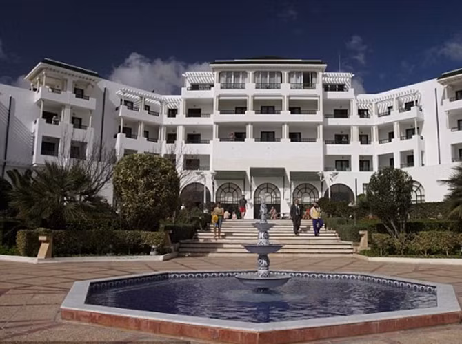 Các du khách được yêu cầu trú ẩn trong khu vực của nhân viên khách sạn và đợi cho tới khi được báo mọi sự đã an toàn.