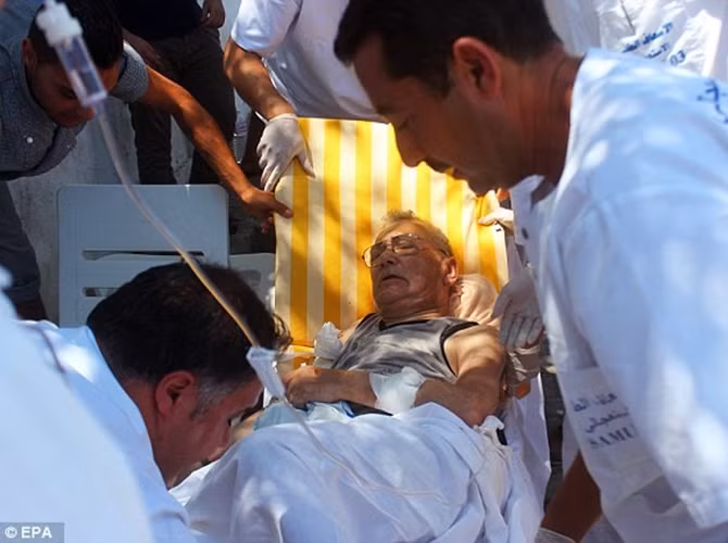 Cứu chữa người bị thương trong vụ các tay súng tấn công du khách ở bãi biển trước hai khách sạn tại thành phố nghỉ dưỡng nổi tiếng Sousse, Tunisia.