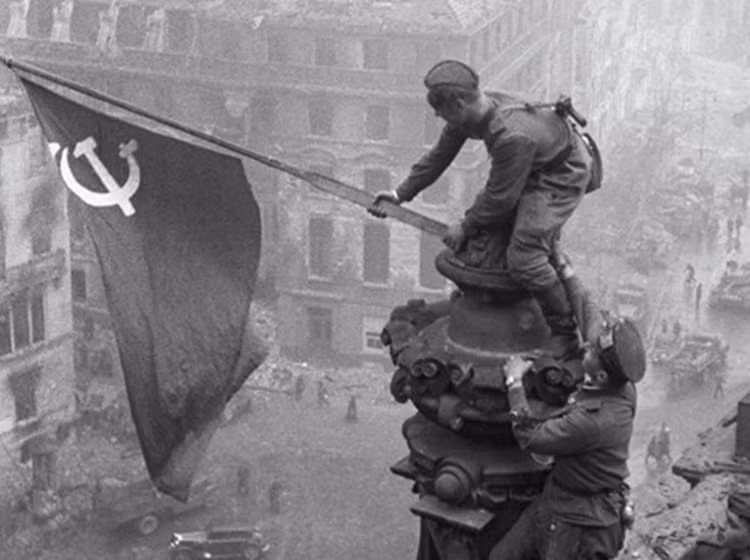 Người lính Hồng quân cắm cờ trên nóc tòa nhà Quốc hội Đức, đánh dấu sự sụp đổ của phát xít Đức (Nguồn: Sputnik)