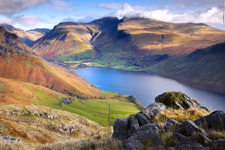 Thung lũng Wasdale, Cumbria: Với độ cao 978 mét, Scafell Pike không chỉ là ngọn núi cao nhất ở Anh, mà còn mang lại cái nhìn toàn cảnh thung lũng hoang sơ Wasdale và hồ Wastwater - hồ nước sâu nhất ở Anh.