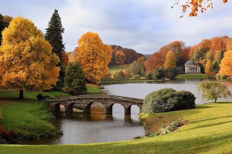 Stourhead, Wiltshire: Với đền đài cổ điển đền, hang động và các cây cầu được xây dựng hồi thế kỷ 18, Stourhead là một điển hình của một công viên cảnh quan của nước Anh.