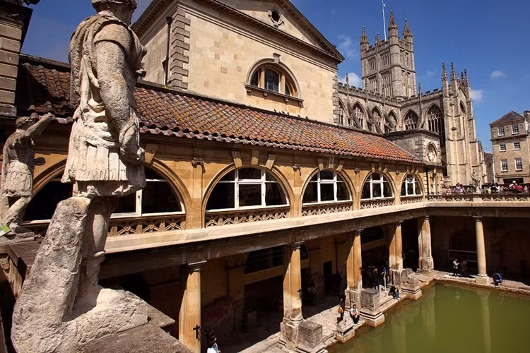 Nhà tắm Somerset: Nhà tắm Somerset đã được UNESCO công nhận là di sản thế giới vào năm 1987. Nhà tắm Somerset nổi tiếng với phòng tắm La Mã và kiến trúc Georgian.