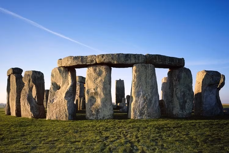 Stonehenge, Wiltshire – Stonehenge là cấu trúc bằng đá nổi tiếng nhất Vương quốc Anh. Năm ngoái, người ta đã phát hiện một cấu trúc đá khác Superhenge lớn hơn và cách Stonehenge chưa đầy 3 cây số.