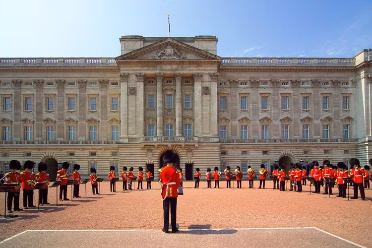 Cung điện Buckingham, Westminster, London : Một phần cung điện Buckingham - vốn là nơi cư ngụ chính thức của Nữ hoàng Elizabeth - đã mở cửa đón du khách vào những thời điểm nhất định trong năm.