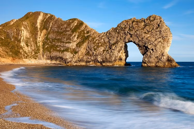 Cổng Durdle, Bờ biển Jurassic: Cổng Durdle có 185 triệu năm tuổi và là di sản thế giới tự nhiên đầu tiên của nước Anh.