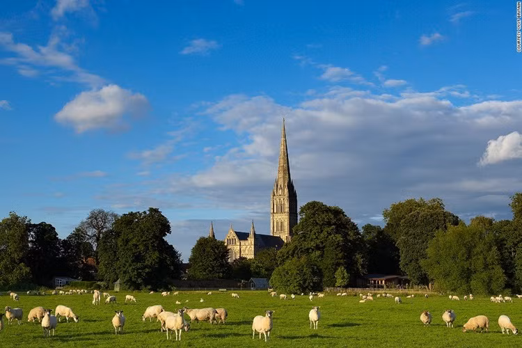 Nhà thờ Salisbury, Wiltshire: Nhà thờ Salisbury là một trong những nhà thờ đẹp nhất nước Anh, với chiếc đồng hồ vẫn còn hoạt động lâu đời nhất Châu Âu.