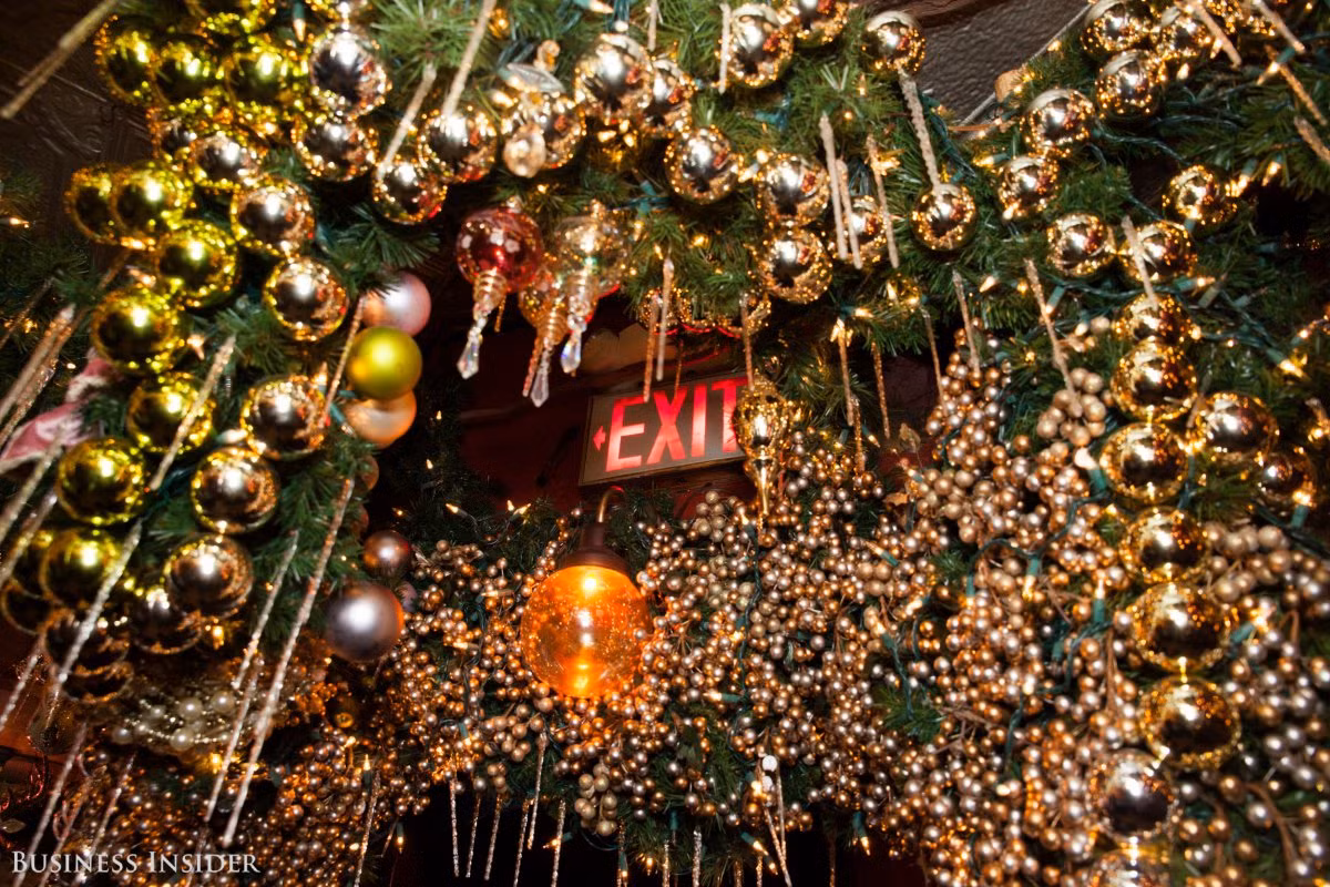 Nhà hàng Đức Rolf vẫn duy trì những đồ trang trí n cho đến tháng 4 năm sau. Do đó, những ai đã bỏ lõ cơ hội đến thăm nhà hàng này vào mùa Giáng sinh vẫn có cơ hội để trải nghiệm bầu không khí này trong mùa xuân.