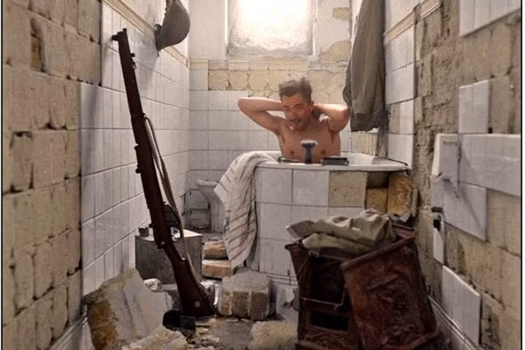 Một anh lính Đồng minh tranh thủ tắm ở thành phố cảng Tobruk, Libya, ngày 17/2/1942. (Nguồn: War History)