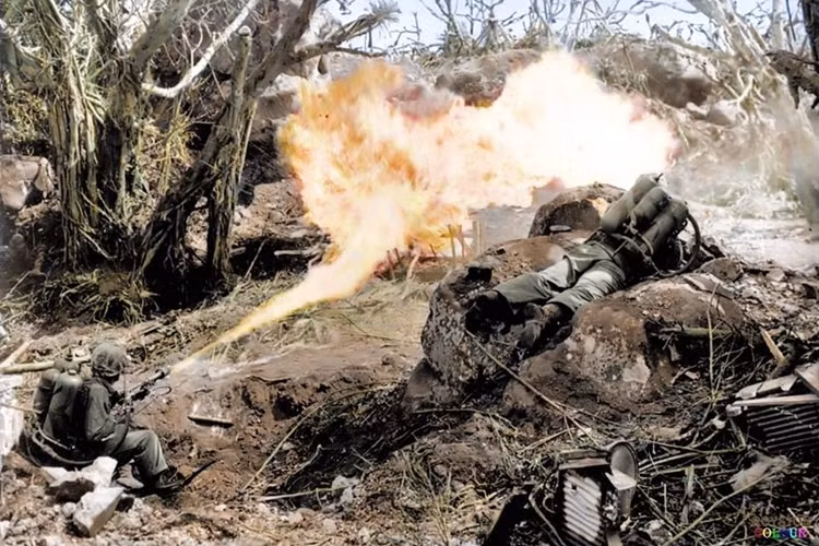 Hai lính thủy đánh bộ Mỹ sử dụng súng phun lửa tấn công tuyến phòng thủ của phát xít Nhật ở núi Suribachi ngày 20/2/1945. (Nguồn: War History)