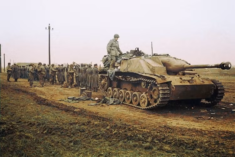 Pháo tấn công tự hành Sturmgeschütz StuG III Ausf G và tù binh Đức bị bắt ở khu vực Ruhr, Đức, tháng 2/1945. (Nguồn: War History)