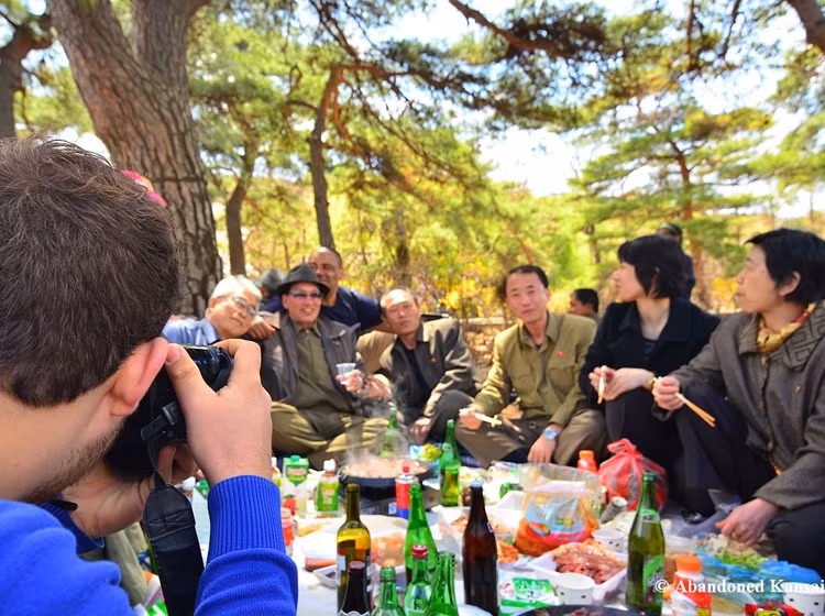 Người Triều Tiên luôn kiếm cớ để liên hoan và thết đãi nhau các món ăn ngon và …rượu “cuốc lủi”.