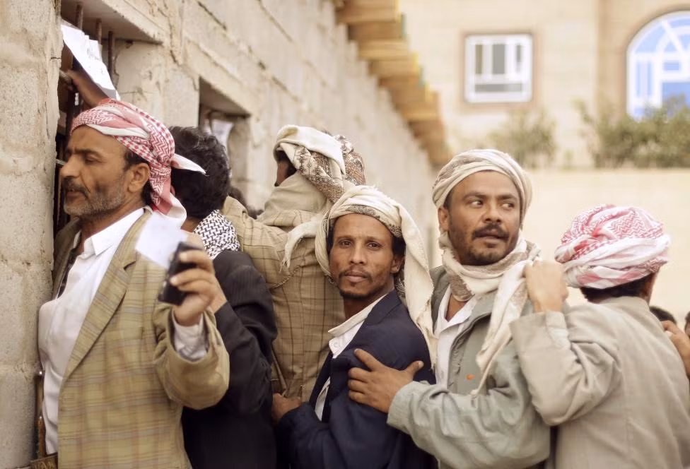 Mọi người chen lấn xô dẩy lẫn nhau để nhận hàng cứu trợ.