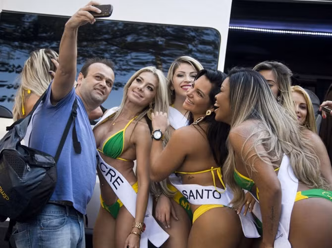 Chụp ảnh "tự sướng" với các thí sinh cuộc thi hoa hậu Brazil-2015.