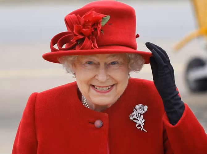 Nữ Hoàng Anh Elizabeth II nổi tiếng thế giới với kho sưu tập mũ mà bà đã có trong suốt 60 năm trị vì "xứ sở sương mù".