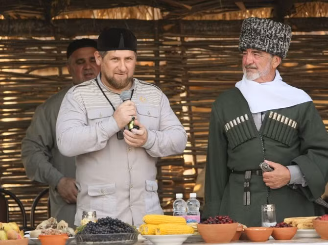 Lãnh đạo Cộng hòa Chechnya Ramzan Kadyrov thường đội chiếc mũ Tubeteika, một chiếc mũ truyền thống của tín đồ Hồi giáo.