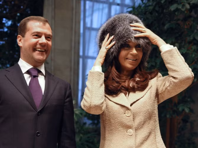 Ngày 10/12/2008, Tổng thống Nga thời đó là Dmitry Medvedev đã tặng nữ Tổng thống Argentina Cristina Fernandez de Kirchner chiếc mũ làm từ cáo tuyết.