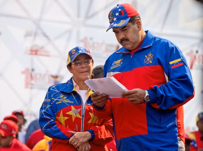 Trong các cuộc mít tinh, Tổng thống Venezuela Nicolas Maduro và vợ thường thích đội chiếc mũ bình dân của cầu thủ chơi bóng chày.