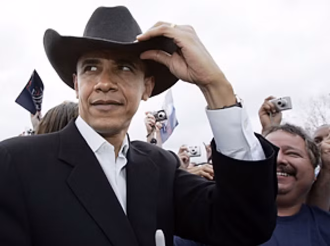 Tổng thống Mỹ Barack Obama trong rất khác lạ khi đội chiếc mũ "phớt" khá "ngầu".