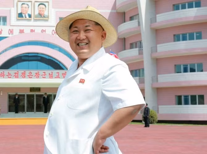 Nhà lãnh đạo Kim Jong-un trẻ trung tươi tắn với mốt phá cách bằng chiếc trắng rộng vành trong Ngày Quốc tế thiếu nhi thế giới 1/6.