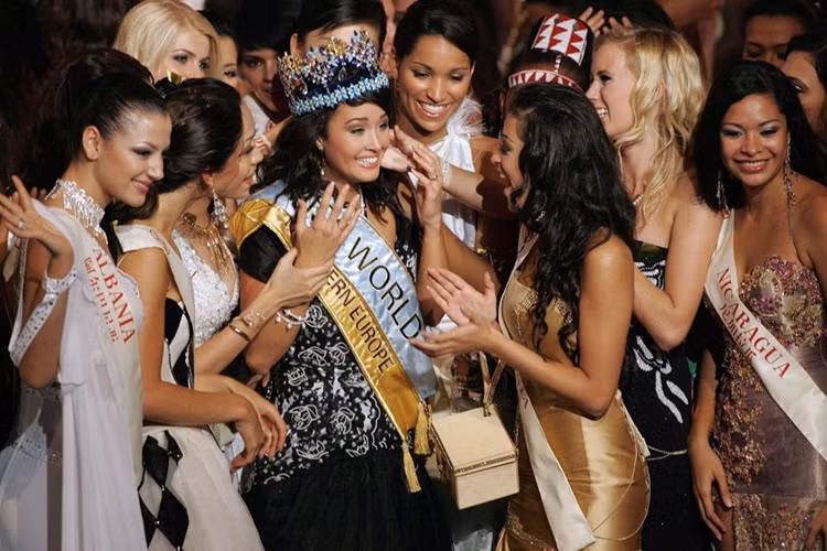 Hoa hậu Thế giới 2005: Hoa hậu Iceland Unnur Byrne Vilyalmsdottir.