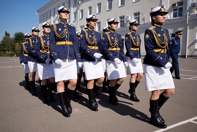 Theo hãng tin Russia Beyond (Nga), các cô gái trẻ này đã trải qua nhiều bài kiểm tra khắt khe để được nhận vào trường học. Ảnh: Russia Beyond