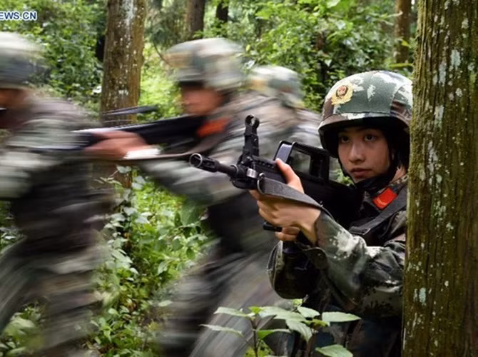 Xuất thân trong một gia đình giàu ở tỉnh Hồ Nam, ước mơ từ nhỏ của Zhang là trở thành chiến sĩ. Sau khi tốt nghiệp trung học, cô gia nhập quân đội để biến ước mơ trở thành hiện thực, Tân Hoa Xã đưa tin.