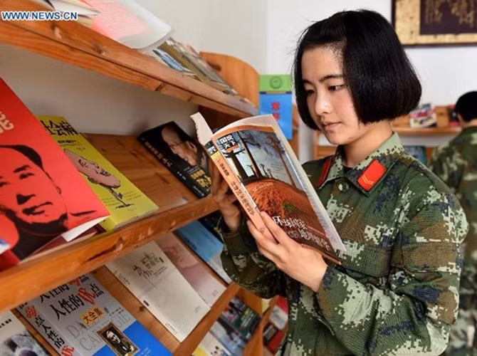 Khi rảnh rỗi, Zhang thường đến trung tâm văn hoá tại đồn biên phòng đọc sách để nâng cao kiến thức.