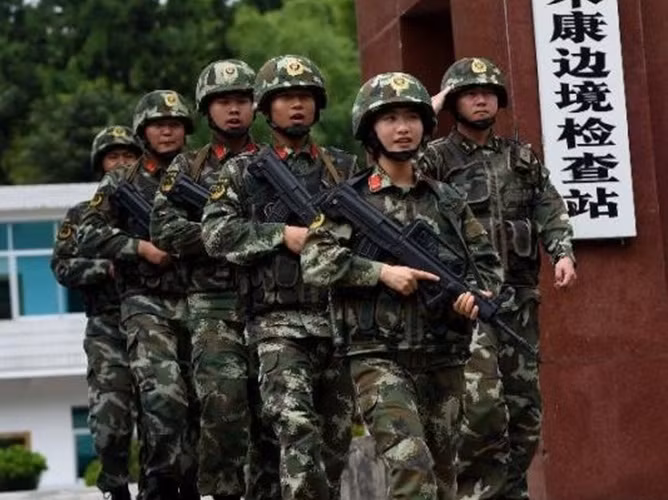 Nhóm binh sĩ bước ra khỏi đồn để tuần tra.