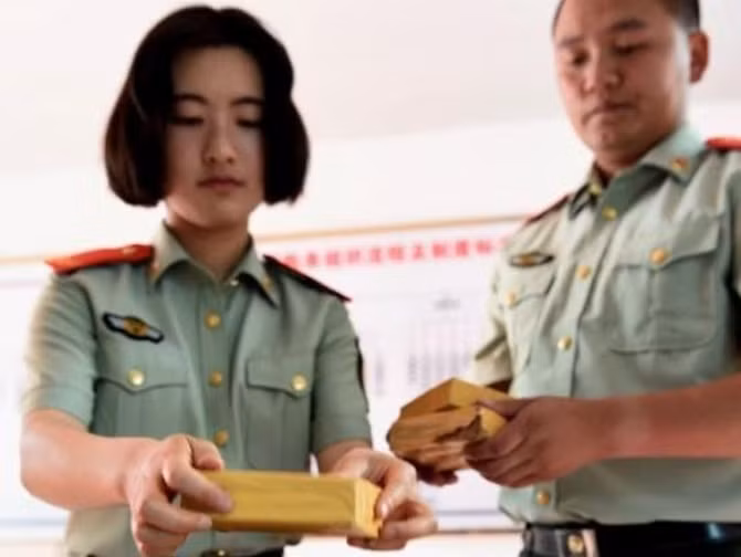 Zhang Liu và đồng đội xác định khối lượng ma tuý mà họ tịch thu trong một vụ bắt người bọn buôn lậu.