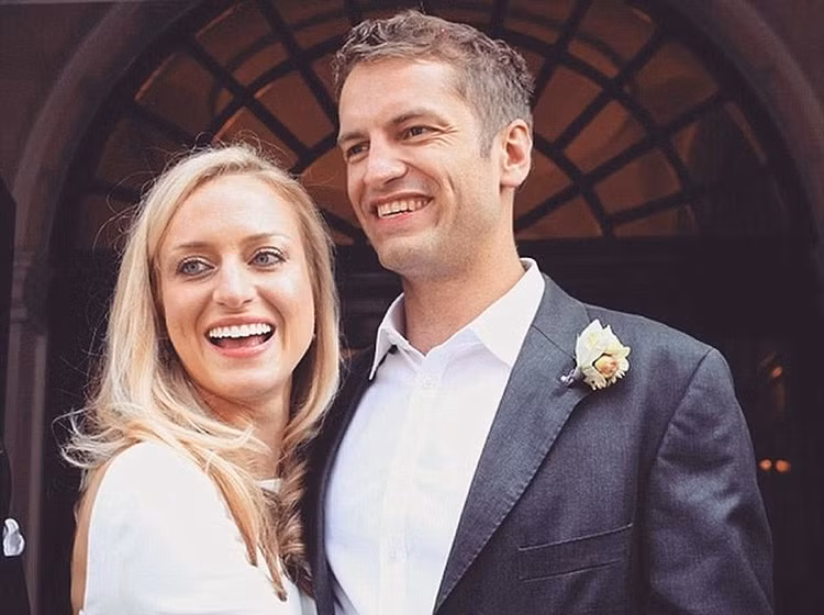 Cặp đôi người Anh đi hưởng tuần trăng mật Sam và Alex Chappatte đang bị mắc kẹt trên đỉnh núi Everest cao nhất thế giới.\