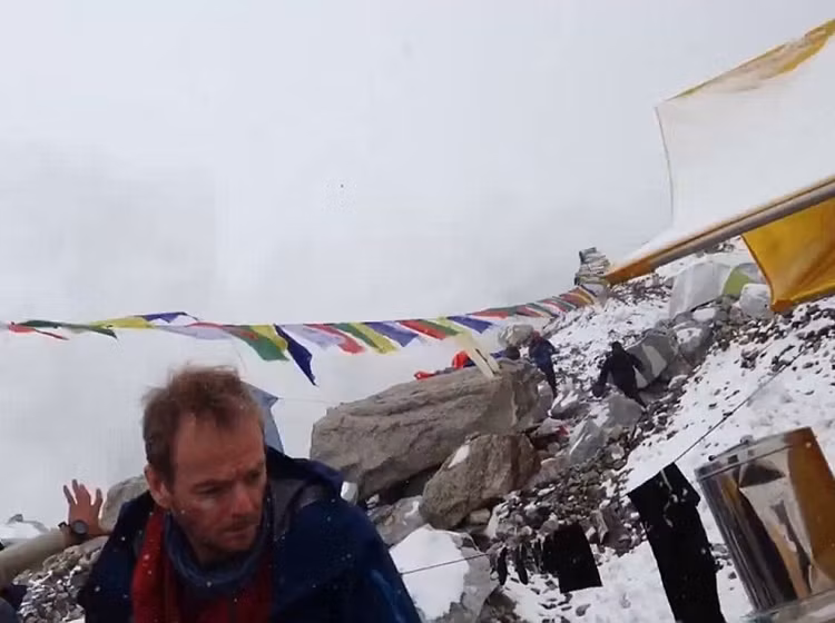 Tuyết lở kéo theo đất đá tấn công Trạm xuất phát ở độ cao hơn 5.000 mét lưng chừng núi Everest cao nhất thế giới.