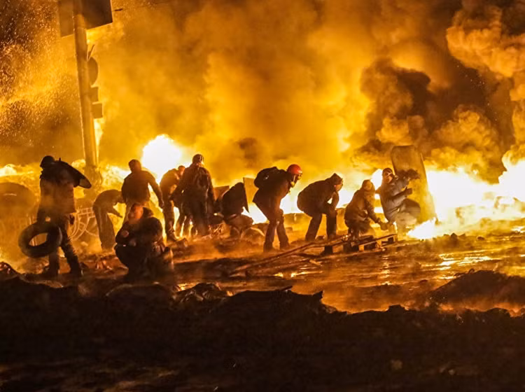 Dam “chién sĩ cach mang Maidan” quay ra can xe lan nhau