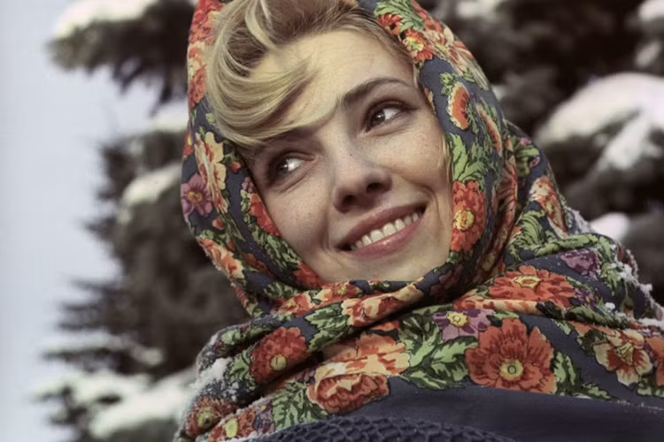 Một phụ nữ Liên Xô tươi tắn trong mùa đông lạnh giá. Ảnh: Sputnik