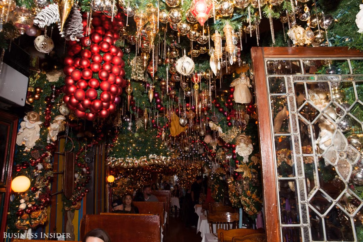 Trong vòng 6 tuần sau đó, sáu người đàn ông làm việc qua đêm, năm đêm một tuần, để hoàn tất việc trang trí nhà hàng.