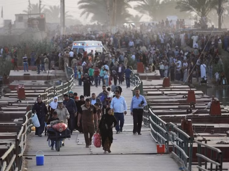 Do tải trọng của cầu phao có hạn, những người chạy loạn phải qua cầu theo từng nhóm nhỏ.