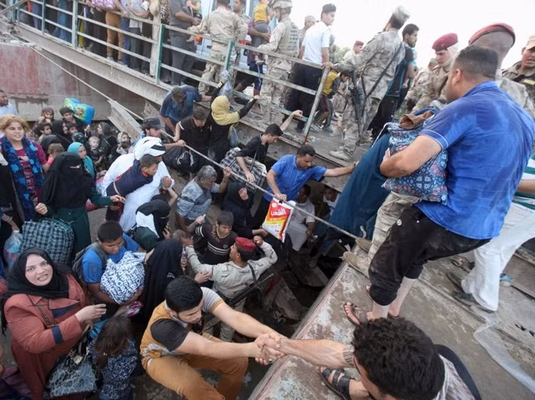 Nhiều người tìm cách leo qua lan can cầu.